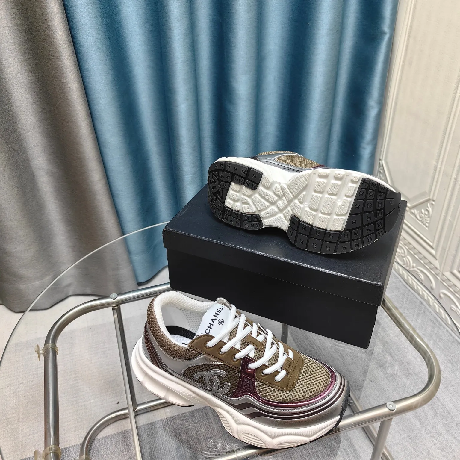 p680🐮🐮Chanel Chanel dad shoes, men and women couples - 2025 counter top casual sports shoes This classic design; the upper is electro-embroidered with a variety of techniques; the outsole is fashionable and sporty; it is unusual to incorporate a variety of color matching elements... The diversified mix and match is very beautiful and versatile, casual, fashionable, sports and outdoor can be taken into account... ꫛꫀꪝ Go➫ Material: ❶Upper is made of: Original imported first-layer silk cowhide + original waterproof cloth + original first-layer cowhide ❷Inner lining: original sheep lining + mesh ❸Outsole based on: original TPU combination outsole Special counter boutique packaging complete set for women 35–41